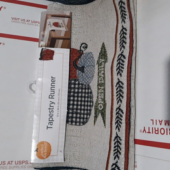 😇 Tapestry table runner - Picture 2 of 7